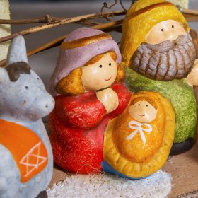 Ceramic 4 Figurine Nativity Set With Light Up Stable
